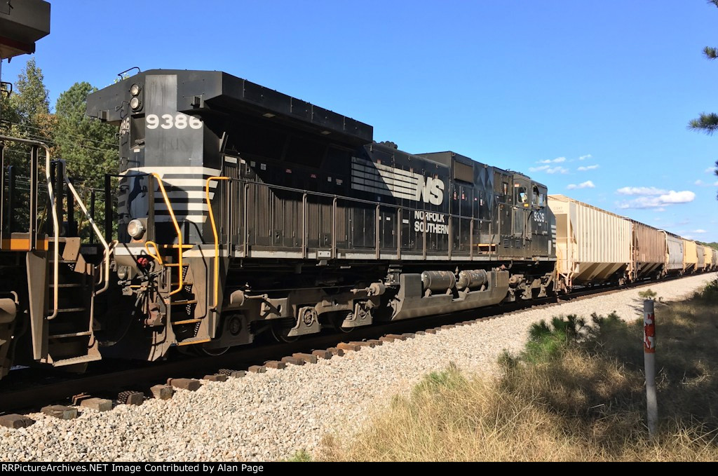 NS D9-40CW 9386 runs third